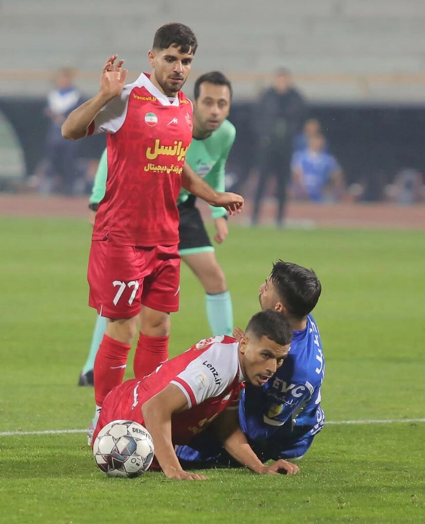 عکس‌| فریم به فریم با پنالتی جنجالی دربی؛ حق با استقلال بود یا پرسپولیس؟!