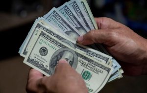 ۷ نرخ دلار در ایران / دلار ۴۲۰۰ تومانی را چه کسانی می‌گیرند؟