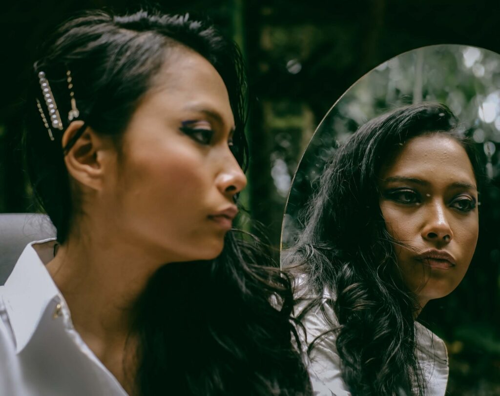 ژست عکس جلو آینه