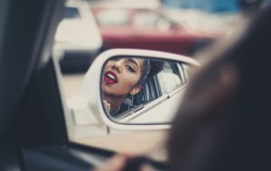 ژست عکس جلو آینه (20 ایده سلفی آینه ای) ژست عکس جلو آینه (20 ایده سلفی آینه ای)