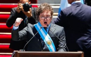 رئیس‌جمهور جنجالی آرژانتین نیامده طوفان به پا کرد/ هفت هزار نفر اخراج شدند!