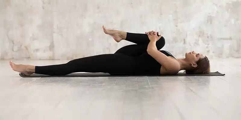 حرکت کشش زانو به سینه - ورزش برای کمردرد