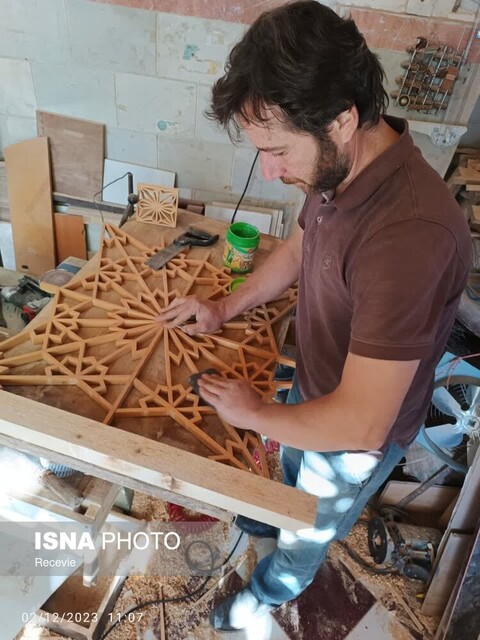احیاء هنر فاخر گره‌چینی با سرانگشتان زوج هنرمند اسدآبادی