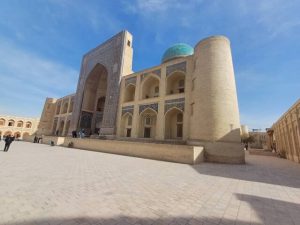 حجاب در شهر دوشنبه اجباری نیست ولی 90 درصد خانمها پوشش سنتی ایرانی را حفظ کرده اند!