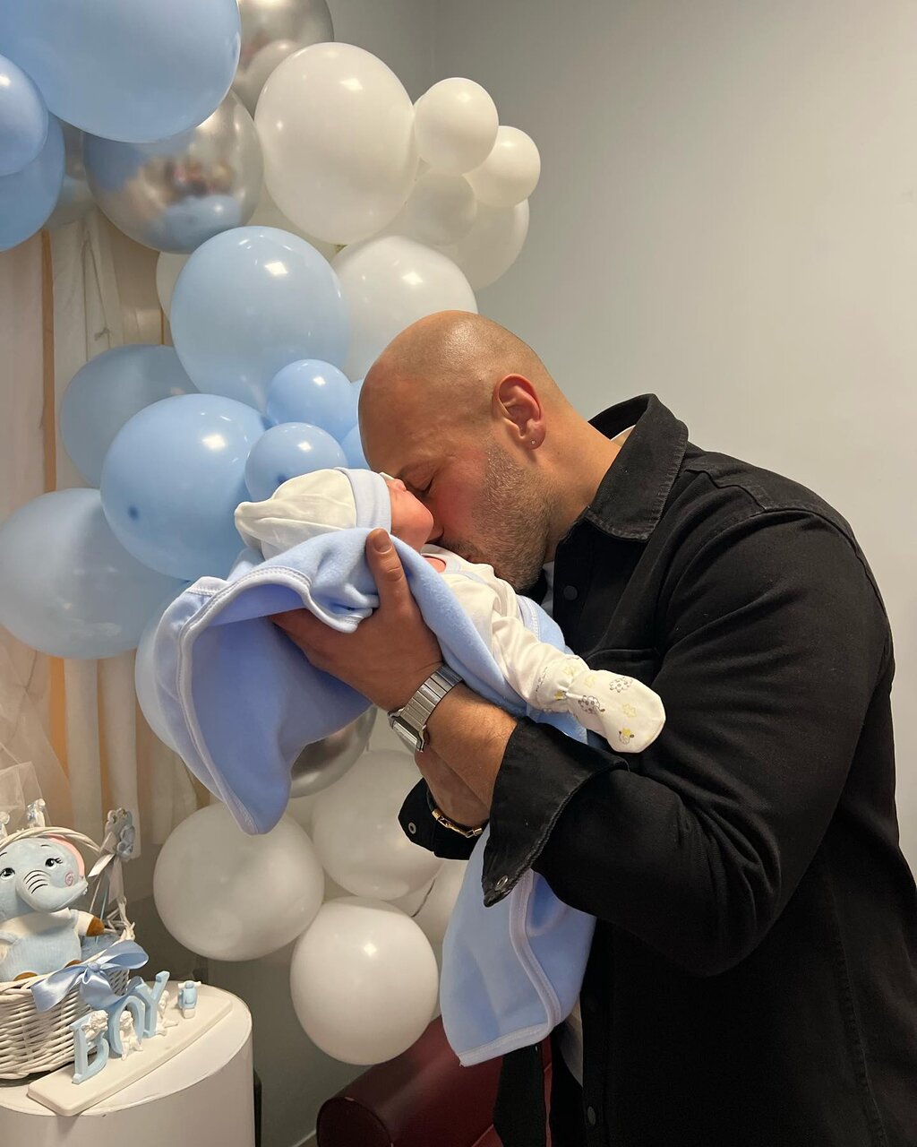 عکس | بوسه خشن‌ترین مرد ایران بر قلب نوزاد تازه متولدش