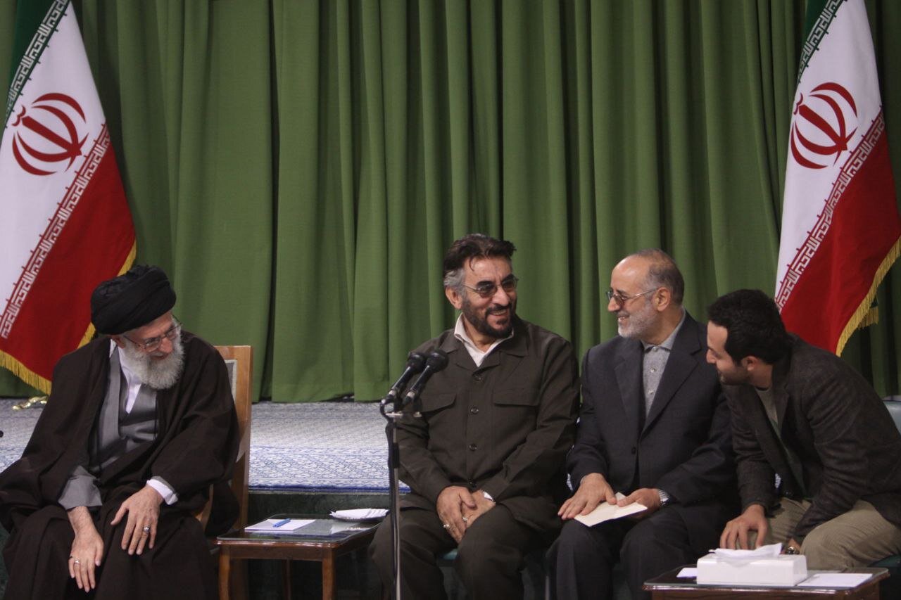 دیدار مهم بازیگران معروف با رهبر انقلاب/ وقتی آقای بازیگر پشت سری رهبری نماز خواند +عکس