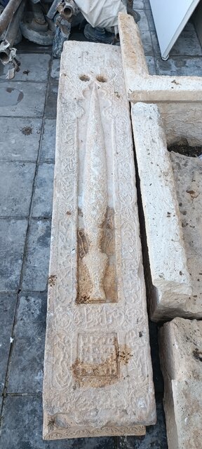 رهاشدن سنگ قبر متعلق به دوره صفوی در سیتی‌سنتر اصفهان