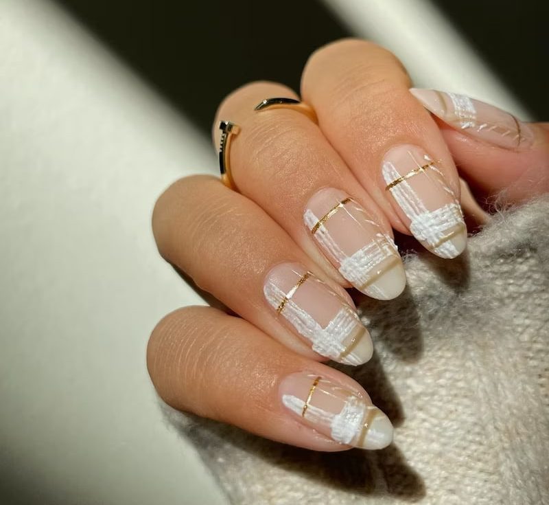 طراحی ناخن سفید و طلایی