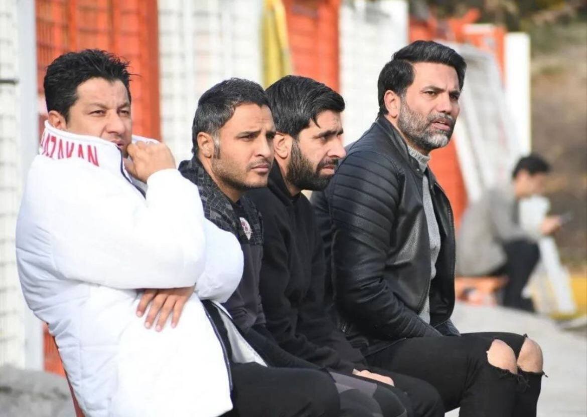 عکس| استایل عجیب نیکبخت واحدی روی نیمکت مربیگری با شلوار پاره