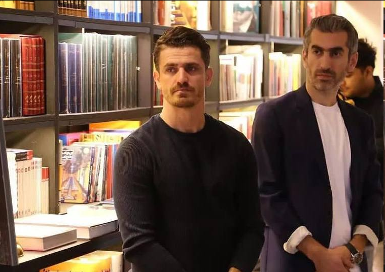 عکس| مجتبی جباری،میزبان رفیق قدیمی در کتاب‌فروشی