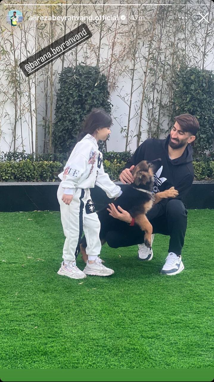عکس‌| تصویری بامزه از بیرانوند و دخترش با بدل «رکس»