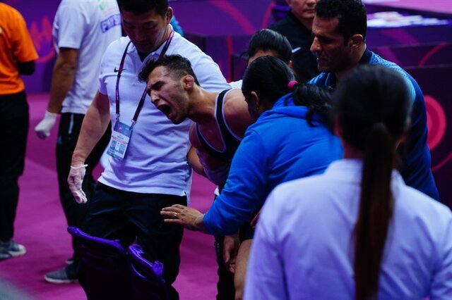 عکس‌| جنجال در انتخابی؛ پرتاب بطری کشتی‌گیر طلایی را به بیمارستان فرستاد!