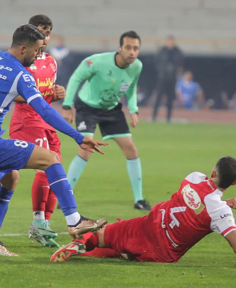 عکس‌| فریم به فریم با پنالتی جنجالی دربی؛ حق با استقلال بود یا پرسپولیس؟!