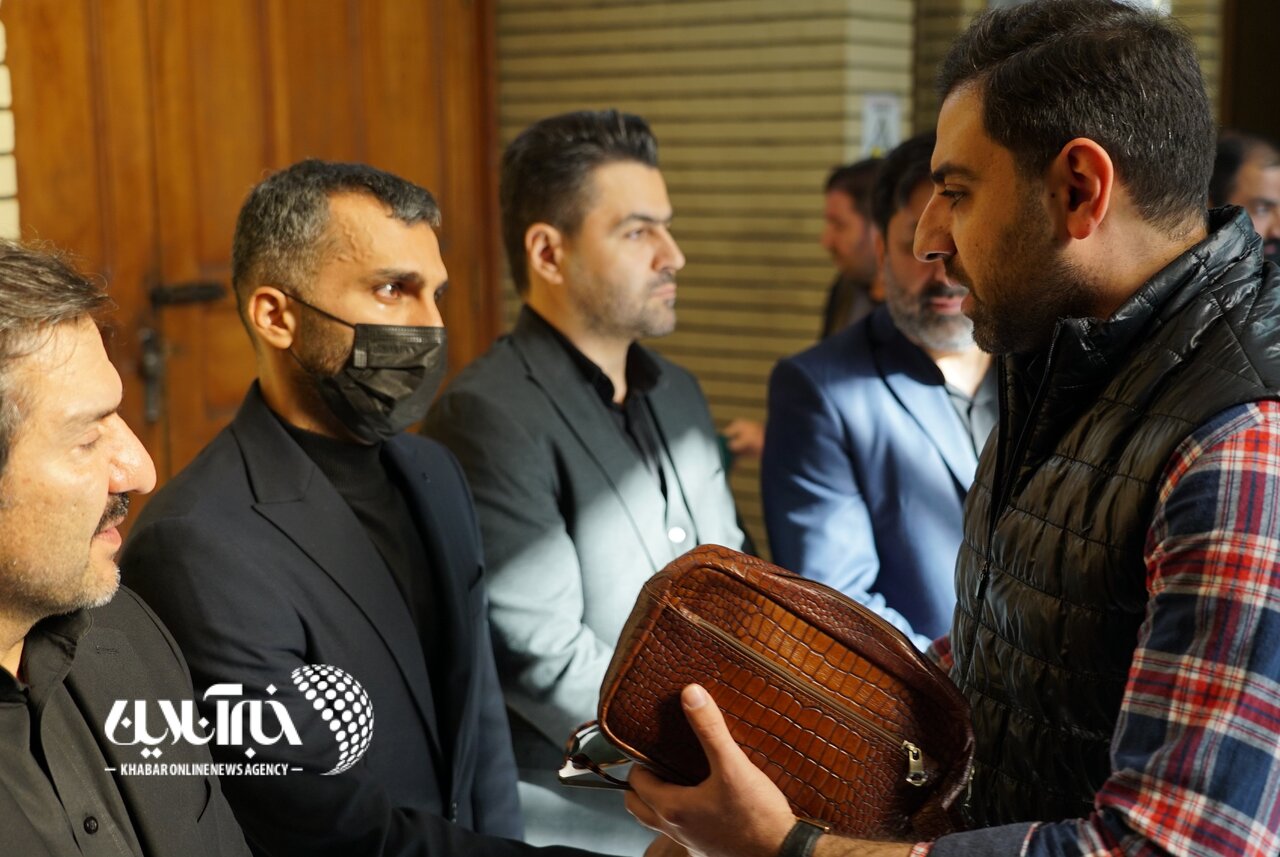 عکس‌| مجری فوتبال ۱۲۰ در مراسم ختم مادر میثاقی