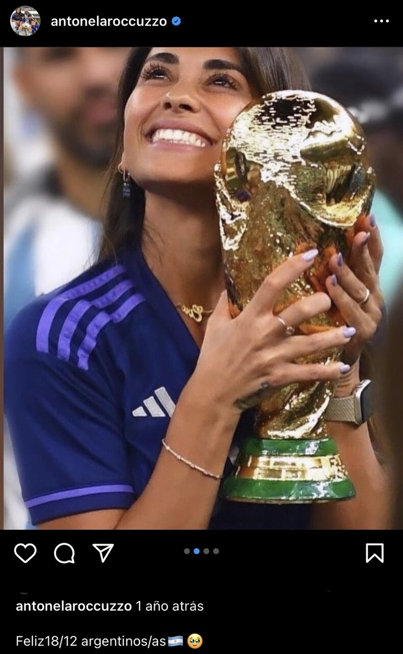 عکس‌| ژست بامزه همسر مسی با مهم‌ترین جایزه نابغه آرژانتینی