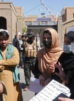 شلاق در انتظار دختران بدحجاب و پدرها در افغانستان