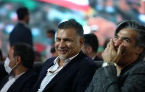 کمک میلیاردی علی دایی به یک روزنامه فروش تهرانی! + فیلم