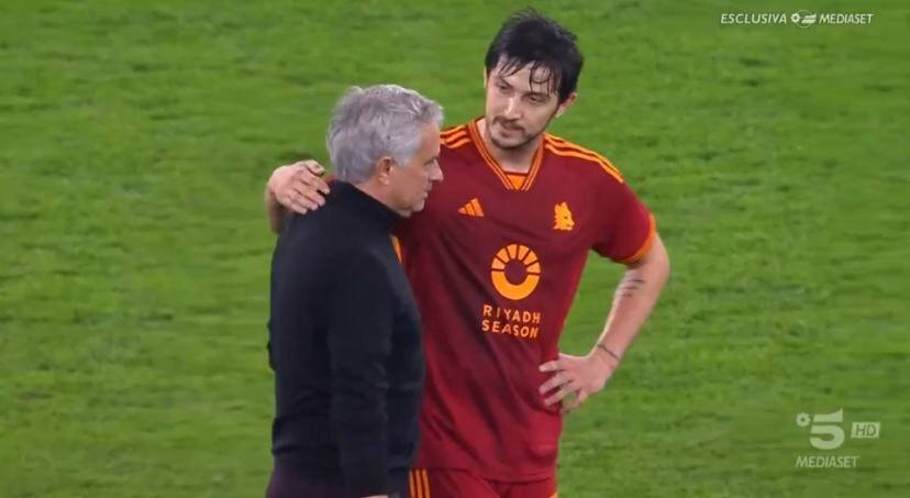 عکس‌| برخورد گرم مورینیو با سردار آزمون پس از درخشش