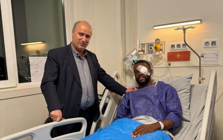 عکس‌| عیادت مهدی تاج از کوین یامگا در بیمارستان