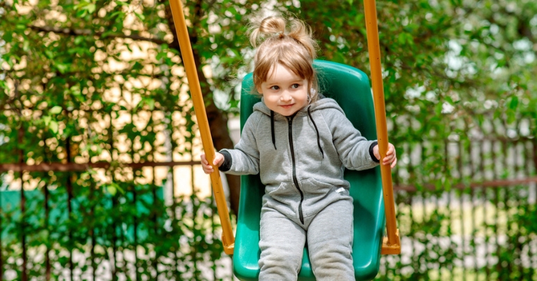 ژست عکس کودک در طبیعت