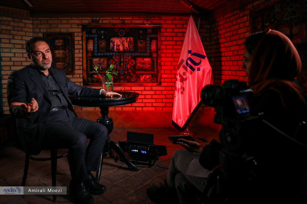 کرونا زودتر از زمان گفته شده وارد کشور شده بود/ با قلدری میگفتند شما دوست دارید از خارجیها واکسن بخرید/ تجمع میکردند و علیه واکسن شعار میدادند