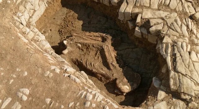 کشف گورستانی که مردم در آن غذا می‌خوردند