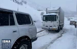 ویدیو/ کمک آفرودسواران به مسافران مانده در برف