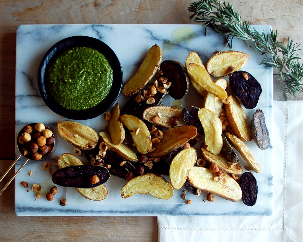 سیب زمینی تنوری در فر همراه با سس پستوی تازه