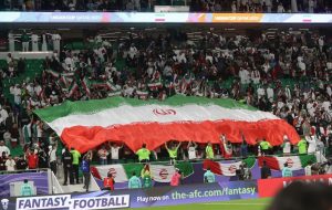 عکس‌| دعاهای یک مادر از داخل ورزشگاه برای برد ایران