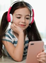 خطرات پنهان ابزار صوتی محبوب در کودکان