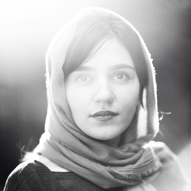 بیوگرافی مونا احمدی (خانواده و تحصیلات)