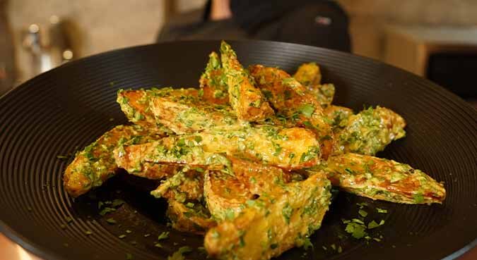 طرز تهیه سیب زمینی تنوری با پستو 