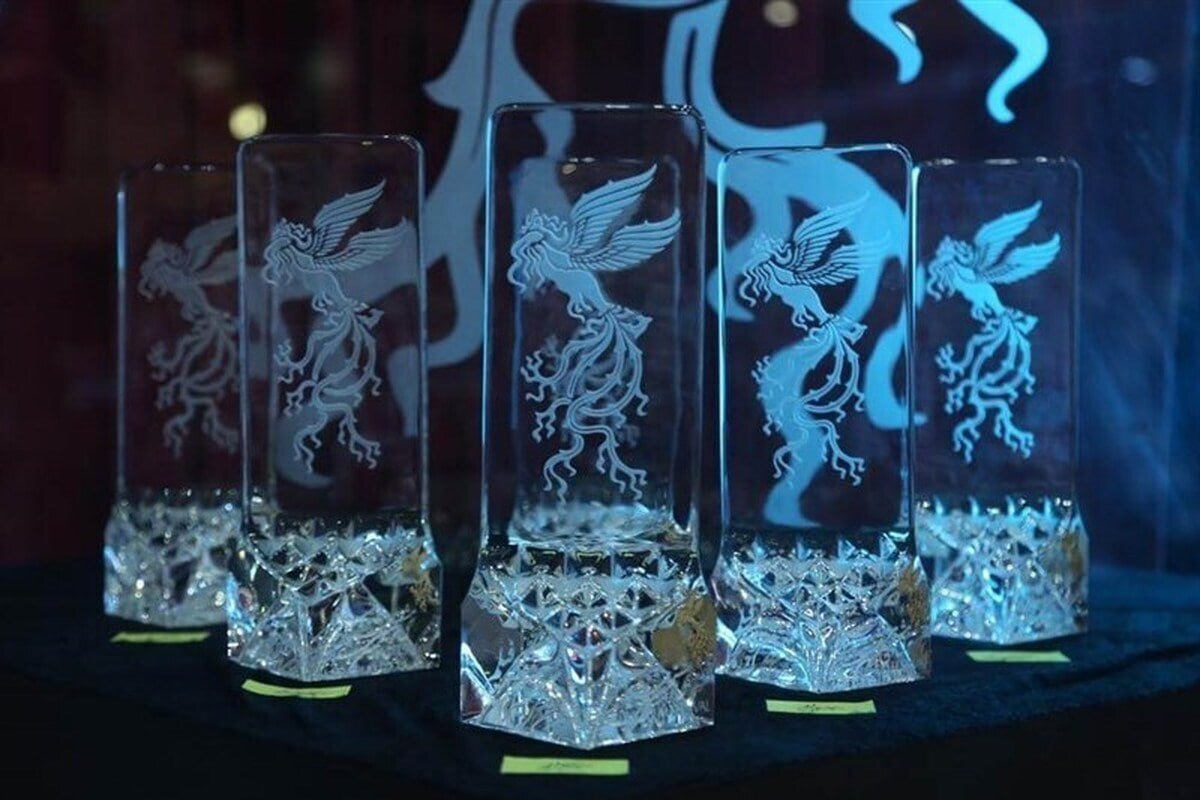 نشستن سیمرغ چهل و دوم بر دوش «مجنون» نشستن سیمرغ چهل و دوم بر دوش «مجنون»