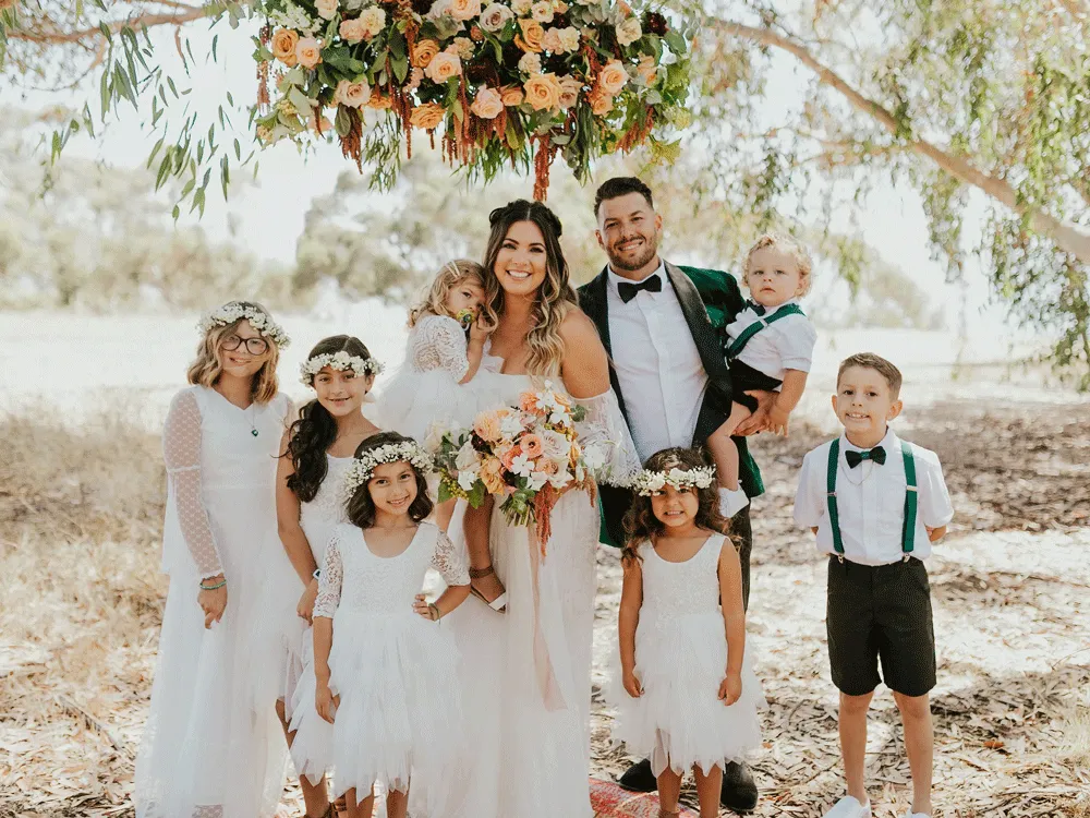 ژست عکس کودک با لباس عروس