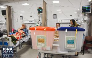 ویدیو/ حضور کارکنان و بیماران بیمارستان‌ها پای صندوق رأی