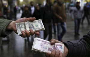 افشاگری وزیر اقتصاد از دو حمله شدید ارزی/ سیاست جدید دولت برای مهار قیمت ارز مشخص شد