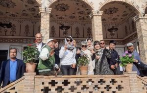 بازدید گروه ۱۱ نفره اینفلورئنسر‌های چینی از برج تاریخی رادکان + عکس-راهبرد معاصر