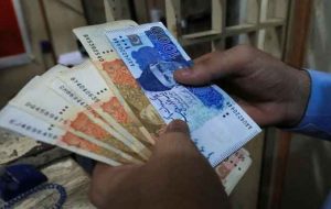 پاکستان اسکناس پلاستیکی چاپ می‌کند!