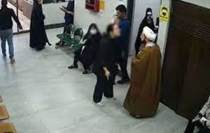 کیهان پیگیر مجازات زنی که در درمانگاه قم سوژه عکاسی یک طلبه شد/ او خلاف شرع کرده،با فحاشی و هتاکی،به تشویش اذهان عمومی هم پرداخته است