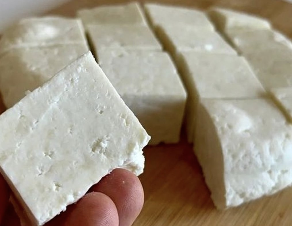 طرز تهیه پنیر خانگی با روش یک آشپز ایتالیایی (۱۰ دقیقه ای آماده میشه)