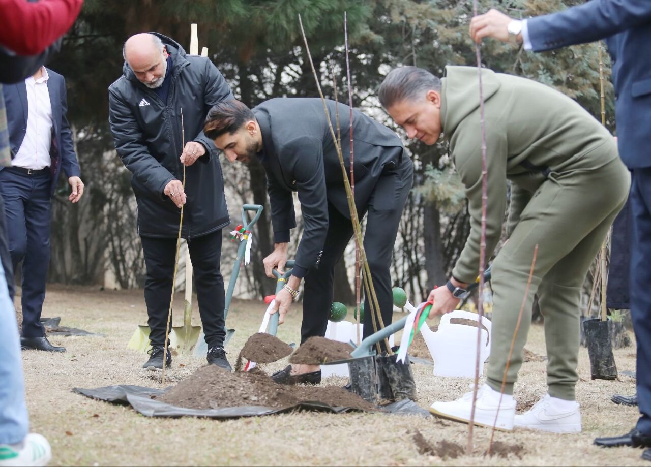 عکس‌| علیرضا بیرانوند درخت کاشت!