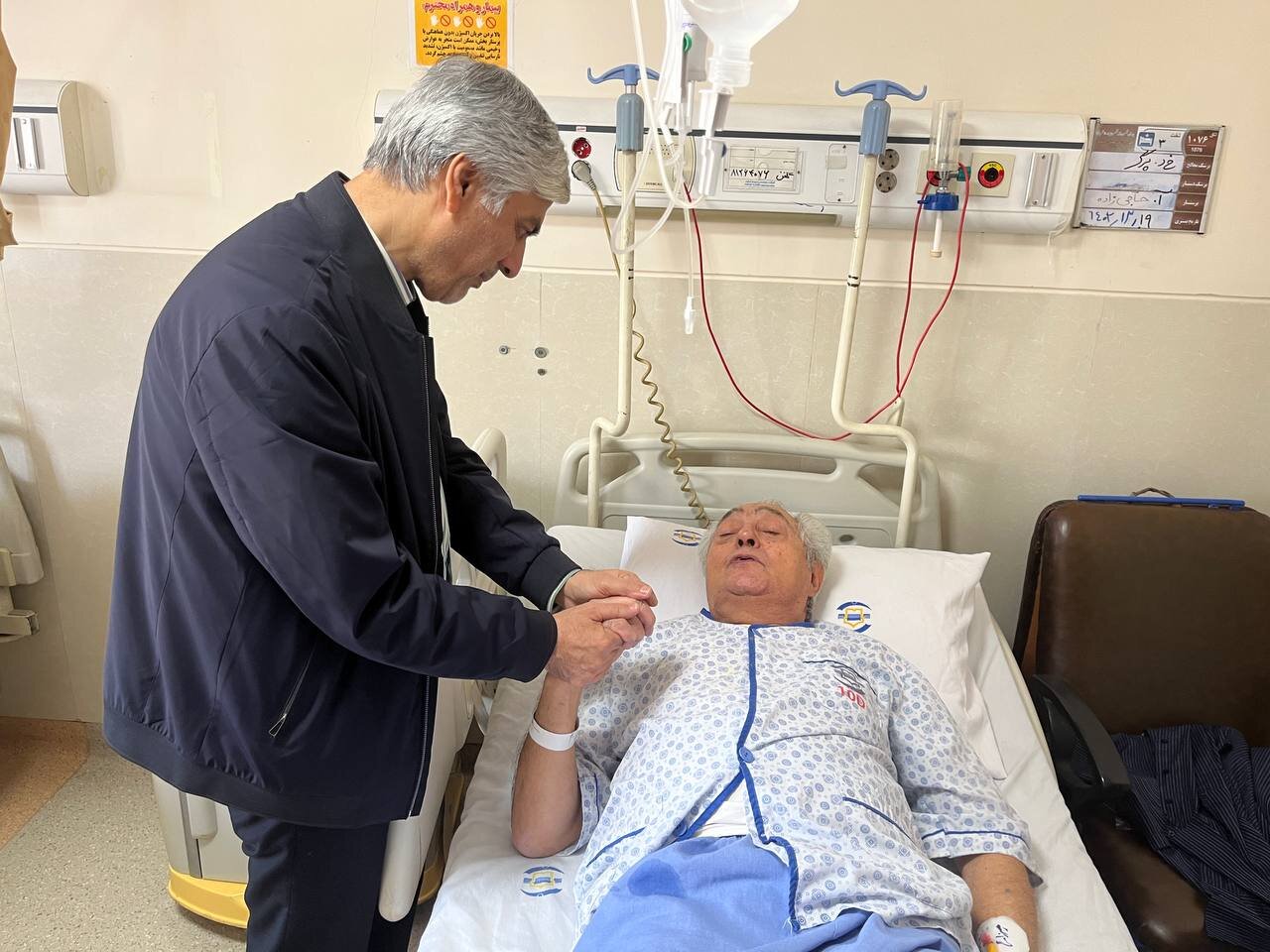 عکس‌| عیادت وزیر ورزش از پیشکسوت استقلال