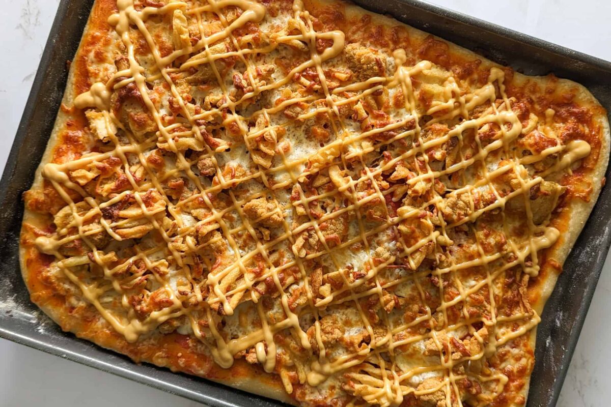 فقط با ۳ عدد سیب زمینی رنده شده، این پیتزای خوشمزه رو درست کن