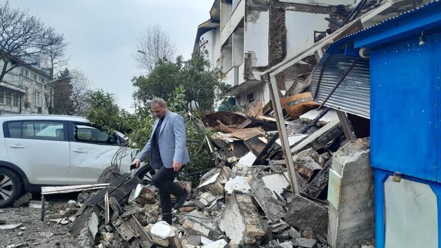 پلاک یک بندرانزلی فرو ریخت