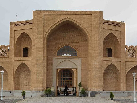 کاروانسرایی چهار ایوانی با معماری باشکوه