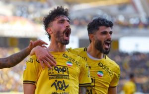 عکس‌| دانشگر با دست آتل‌بسته در نقش جهان