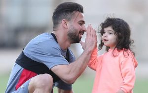 عکس| قاب عاشقانه بازیکن پرسپولیس و دخترش در تمرین