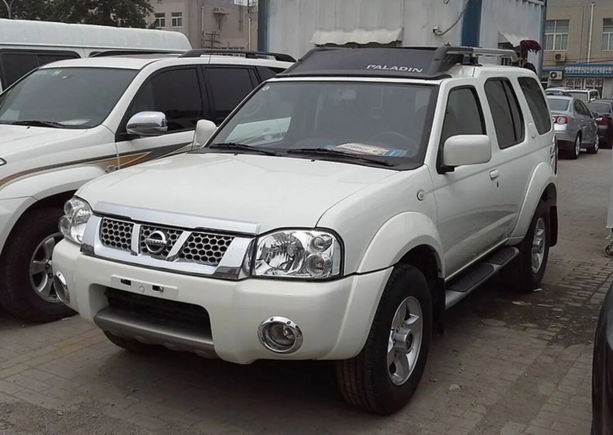 خودروی نیسان به رنگ سفید در پارکینگ 