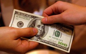 ریزش سنگین و یکباره نرخ دلار در بازار ریزش سنگین و یکباره نرخ دلار در بازار