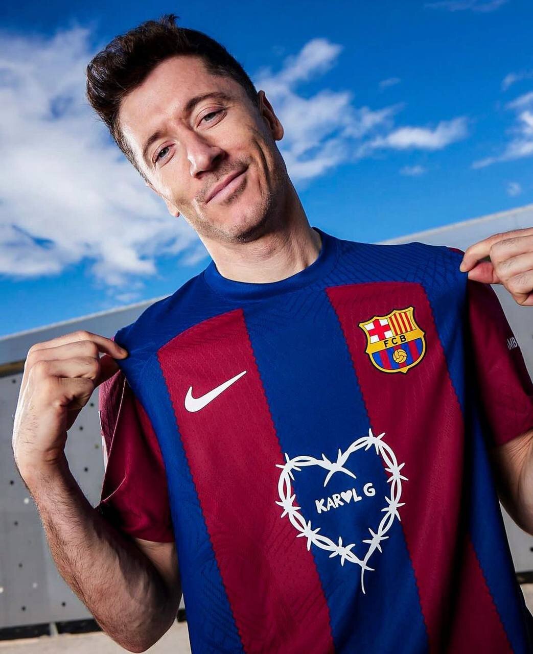 عکس‌| خواننده زن کلمبیایی روی پیراهن ویژه بارسلونا